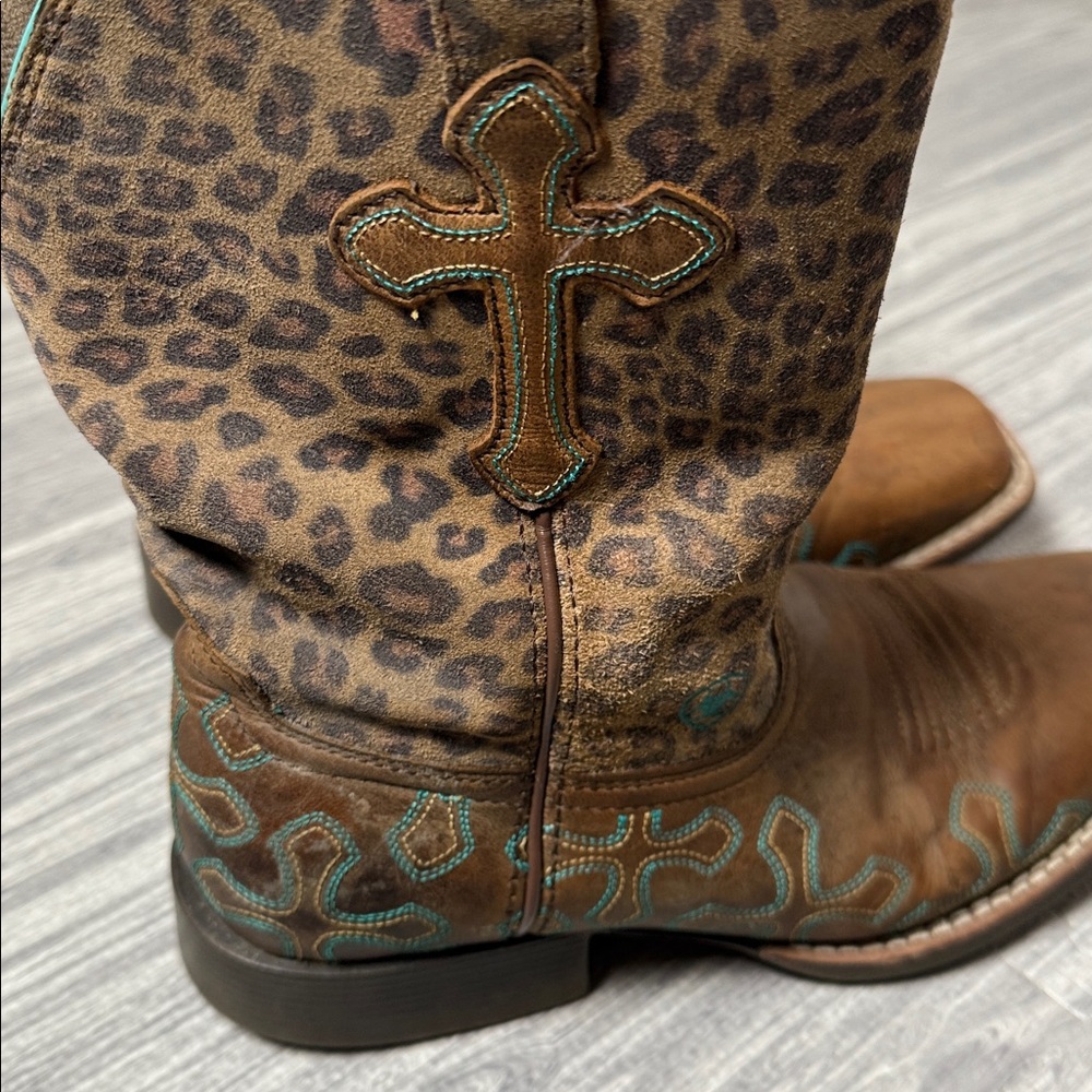 Ariat Brown Leopard Print Cowboy Boots with Cross Detail Size 4 - Picture 3 of 6